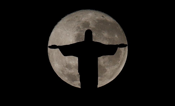 ব্রাজিলে যীশু খ্রীষ্টের ভাষ্কর্য। ছবি: রয়টার্স